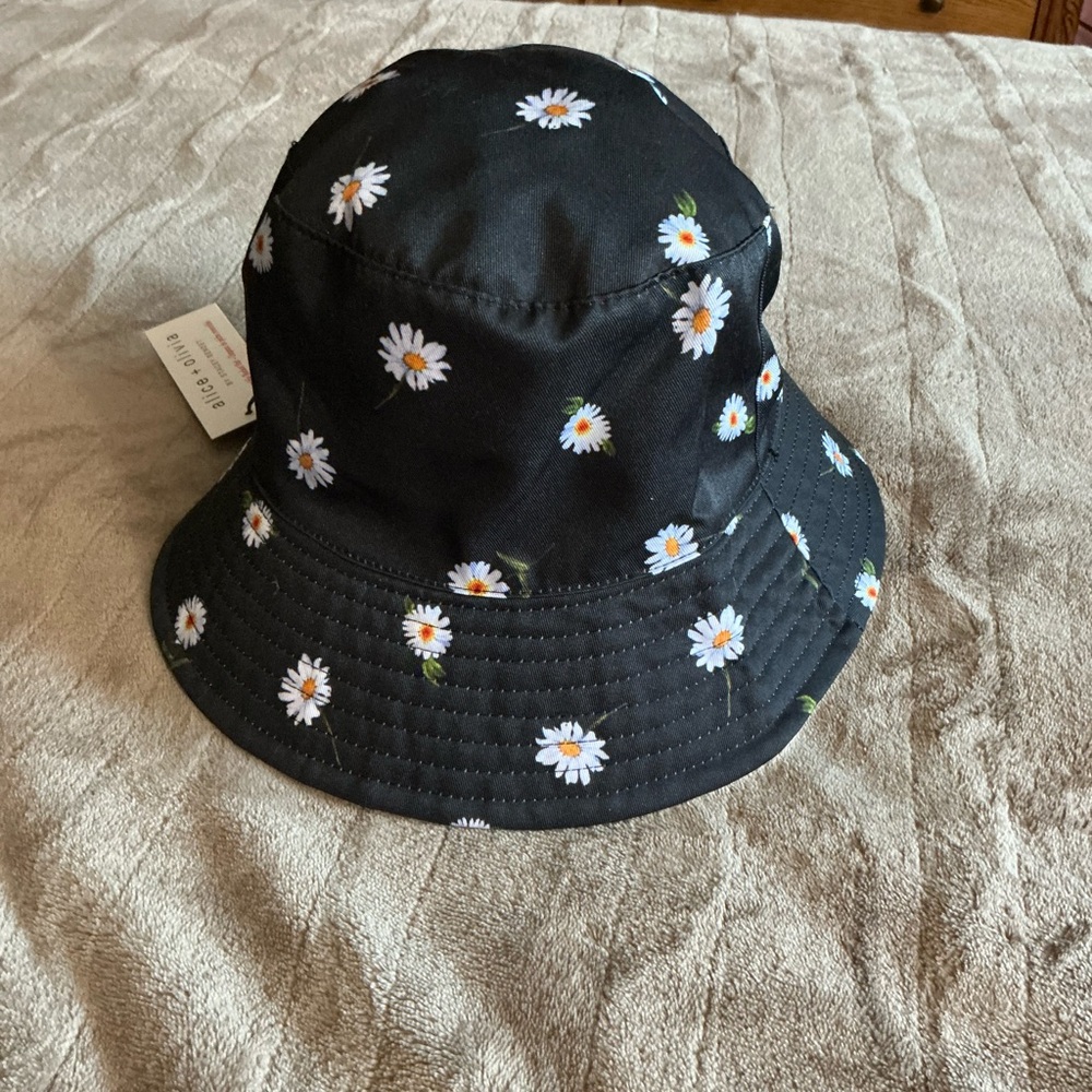 Alice + Olivia Classic Reversible White Bucket/Navy Blue Bucket Hat